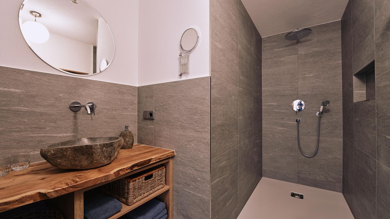 Badezimmer mit Dusche Badezimmer mit Dusche